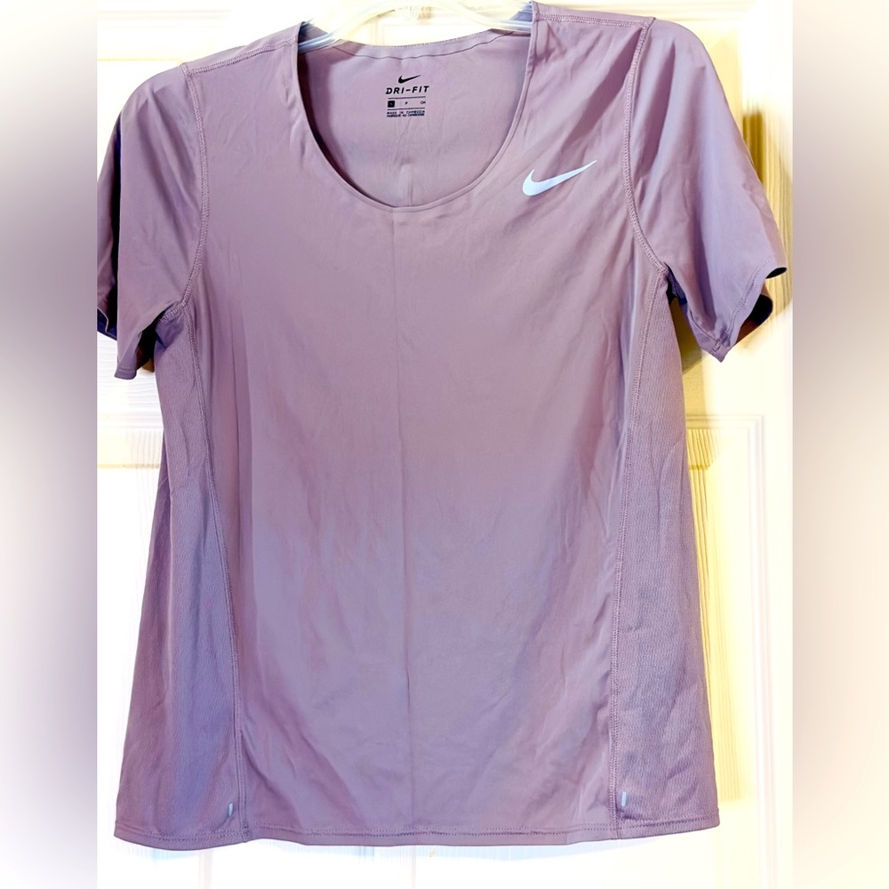 EUC Nike Purple Fitted Short Sleeve Tee Size Small